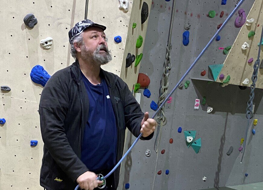 Frank Wolter beim Sichern in der Halle | © Frank Wolter