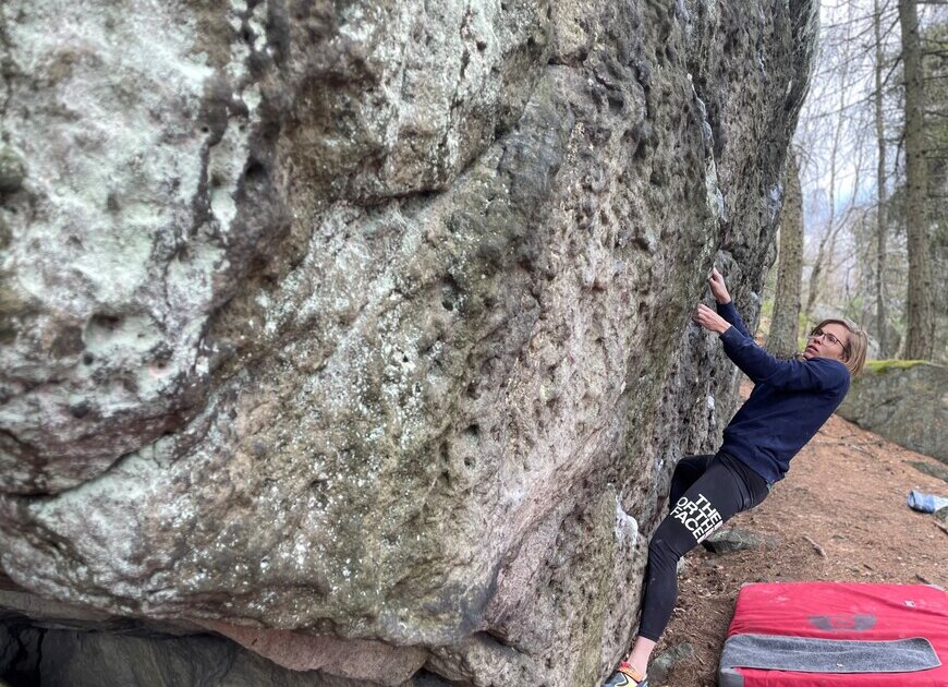 Josephin Pöhlmann beim Bouldern am Naturfels | © Josephin Pöhlmann