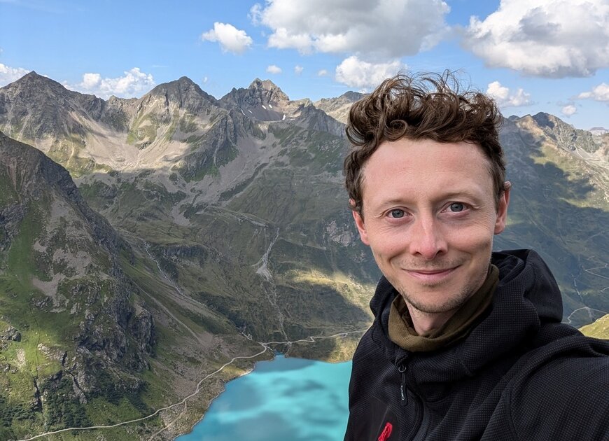 Jörn Itzeck genießt die Aussicht auf den Gletschersee | © Jörn Itzeck